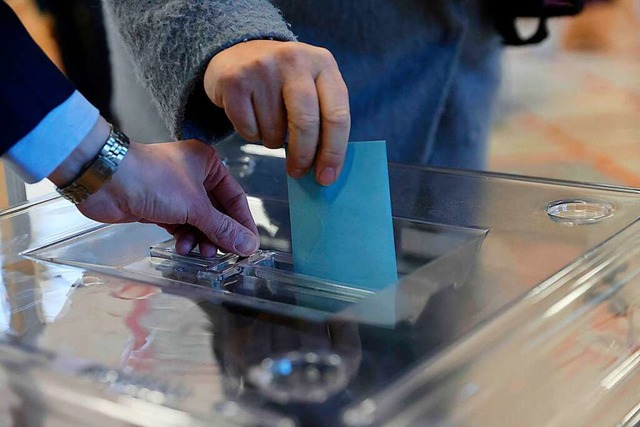 Eine Whlerin gibt in einem Wahllokal ...anzsischen Prsidentschaftswahlen ab.  | Foto: Thomas Coex (dpa)