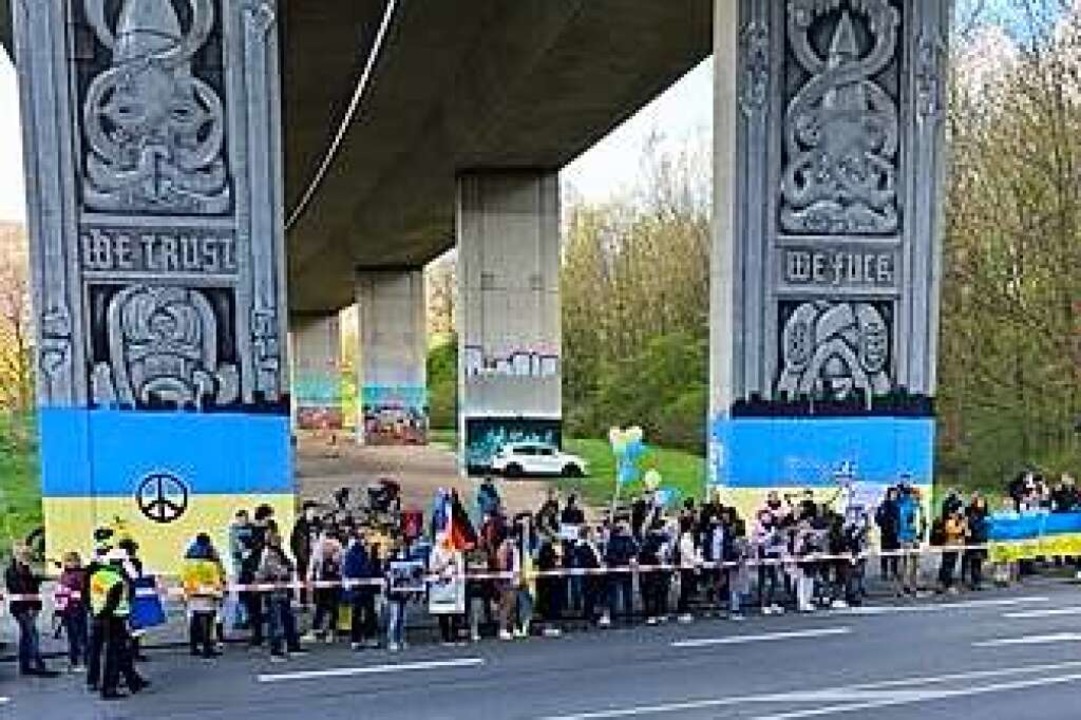 Gegenprotest unter der Autobahnbrücke:...chen protestieren gegen den Autokorso.  | Foto: Jonas Hirt