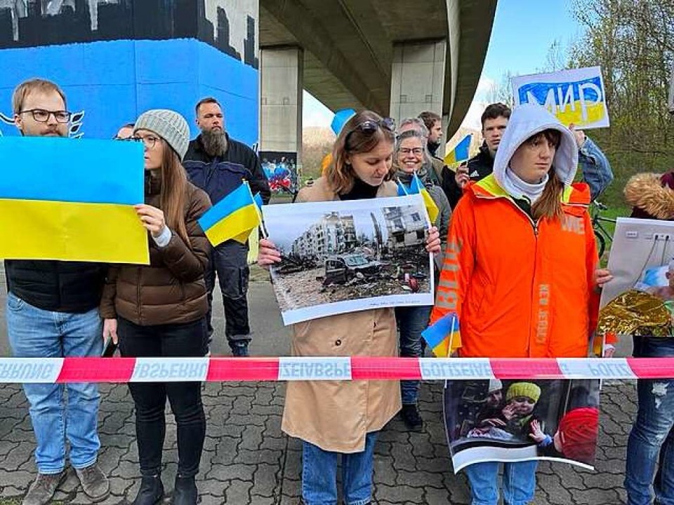 Viele der Gegendemonstranten halten die ukrainische Flagge hoch.  | Foto: Jonas Hirt