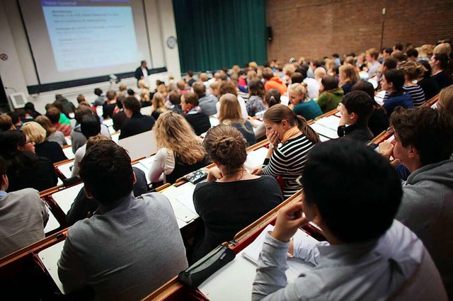 In den Hrslen der Hochschulen kommt ...t zu Spannungen zwischen Studierenden.  | Foto: Oliver Berg (dpa)