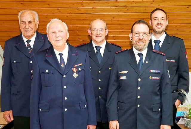 Die Feuerwehr Neustadt ehrte (von link...gewhlten Kommandantenstellvertreter.   | Foto: Eva Korinth