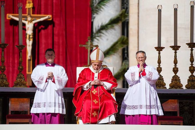 Papst Franziskus  zelebriert die Palms...r am Ostersonntag nachgezeichnet wird.  | Foto: Gregorio Borgia (dpa)