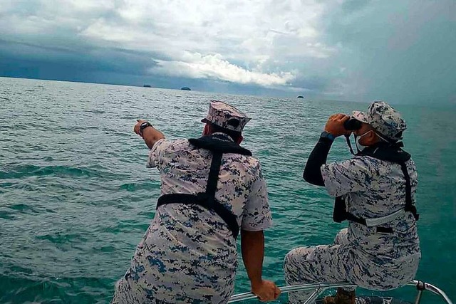 Dieses von der Malaysian Maritime Enfo...us Europa sind lebend geborgen worden.  | Foto: Malaysian Maritime Enforcement A (dpa)