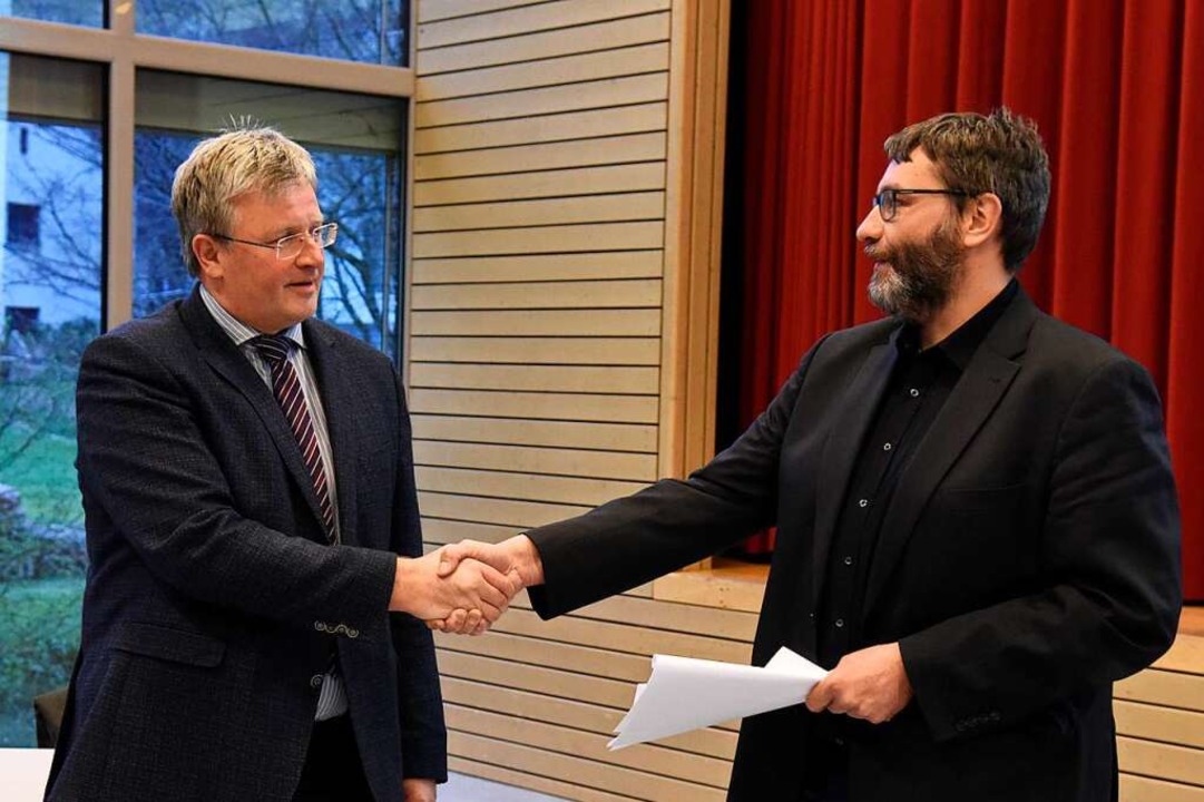 Per Handschlag  wurde Bürgermeister Ka...ür seine zweite Amtszeit verpflichtet.  | Foto: Markus Zimmermann