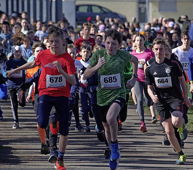 Hunderte laufbegeisterte Menschen ware...erzahl beim Jugendlauf besonders gro.  | Foto: Volker Mnch