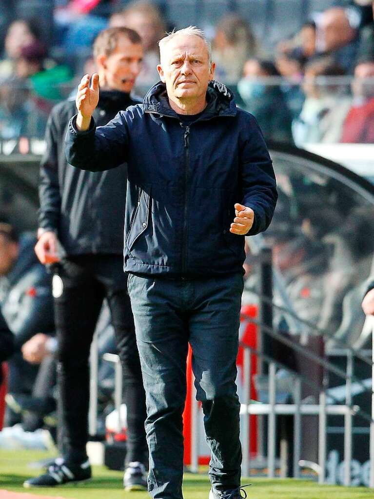 Trainer Streich nutzte dies noch einmal fr taktische Anweisungen.