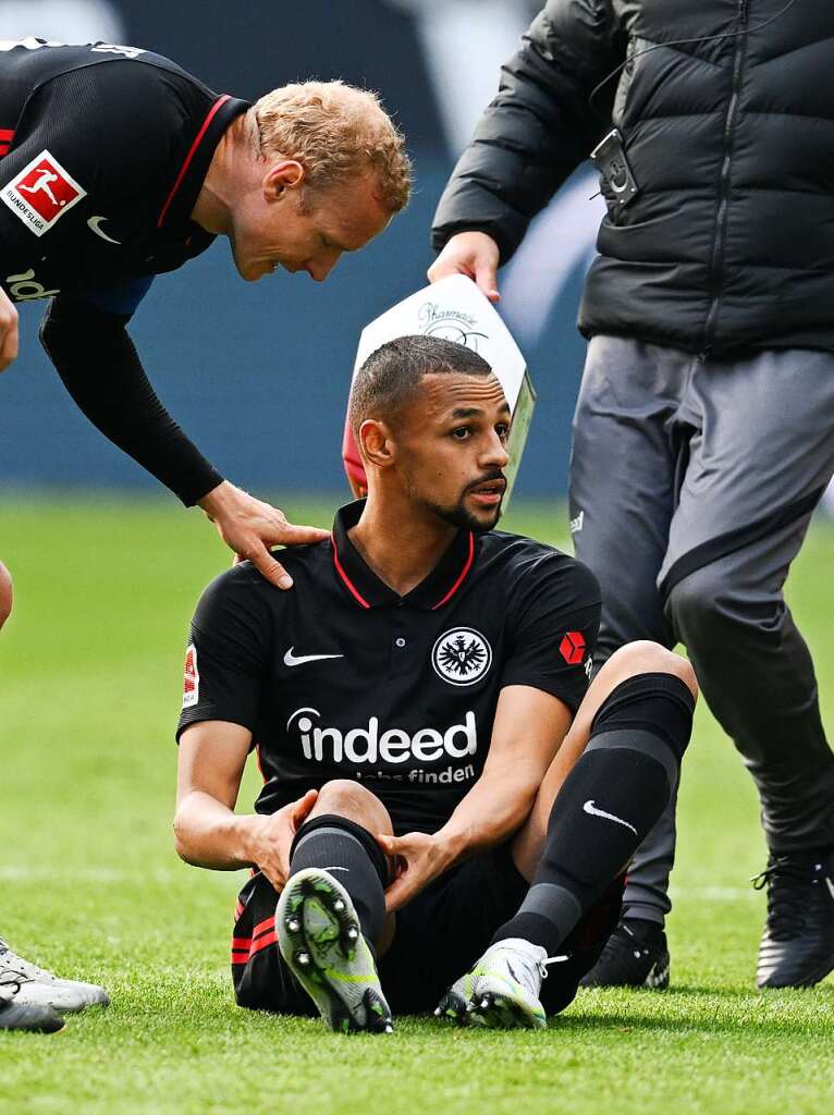 Der Frankfurter Sow musste bereits in der ersten Halbzeit verletzungsbedingt vom Platz.