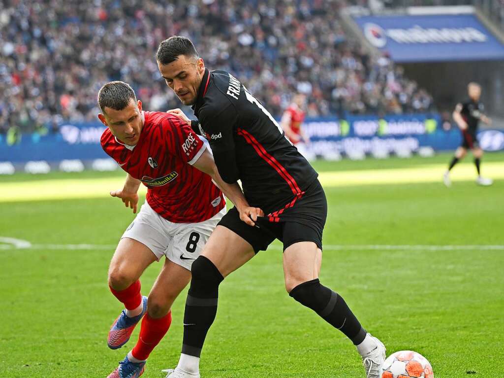 Maxi Eggestein versucht Kostic den Ball abzuluchsen.