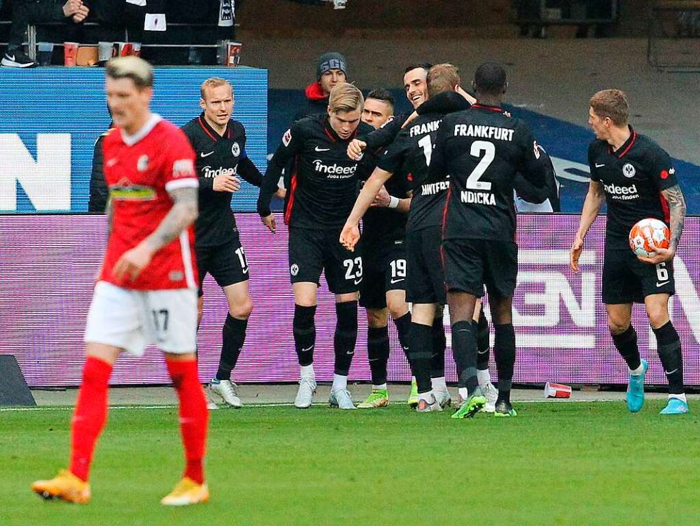 Und dann ist es passiert: Frankfurt kontert den SC nach Einwurf stark aus und trifft zum 1:1.