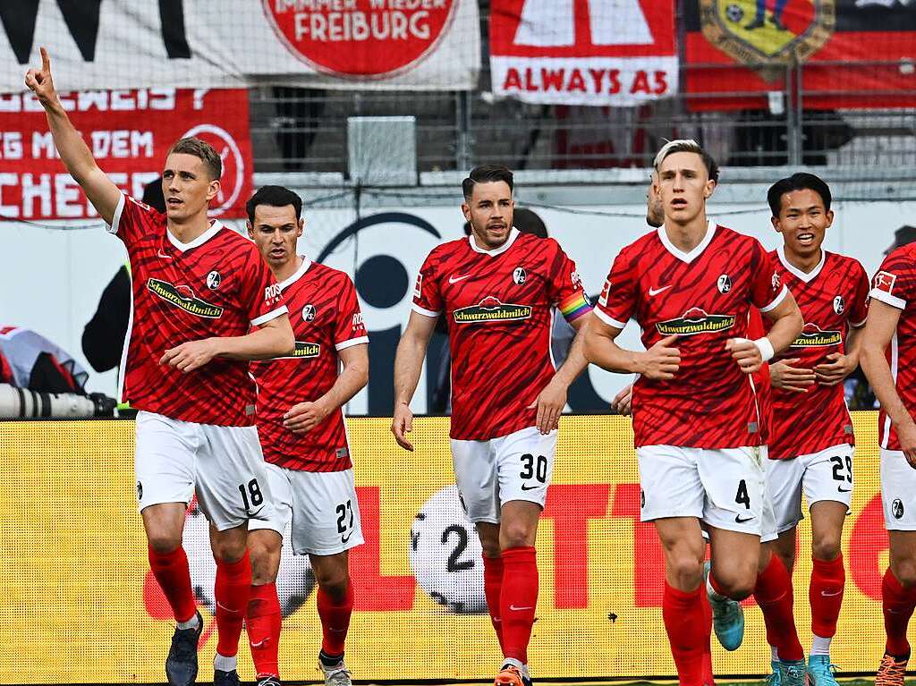 Die Mannschaft kommt mit breiter Brust vom Feiern mit den Fans zurck.