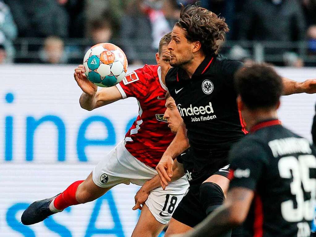 Der eingewechselte Paciencia versucht noch, das Ruder rumzureien, aber zu spt. Freiburg gewinnt 2:1.