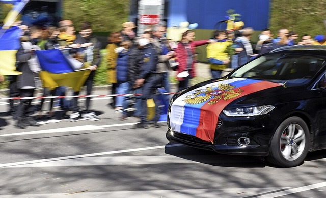 Wagen mit russischer Fahne auf der Mot...h. Am Straenrand gab es Gegenprotest.  | Foto: Jonas Hirt