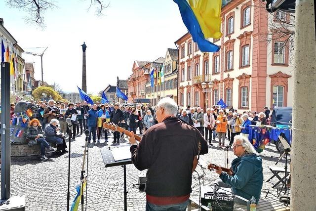 Demonstranten vor dem Offenburger Rathaus spenden 1600 Euro