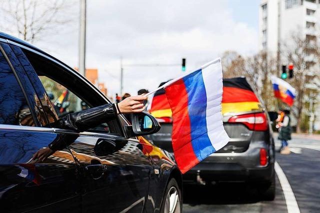 Russische Flaggen auf Demonstrationen sollte man tolerieren