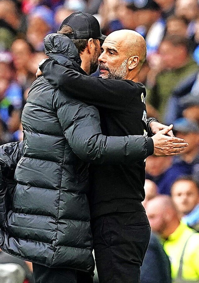 Jrgen Klopp (links) und Pep Guardiola umarmen sich nach dem Spiel.  | Foto: Martin Rickett (dpa)