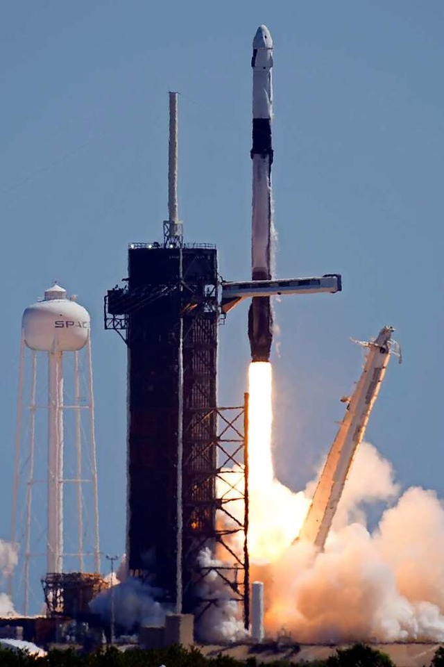 Eine Falcon 9-Rakete des Privatunterne...n zur Internationalen Raumstation ISS.  | Foto: Chris O'meara (dpa)
