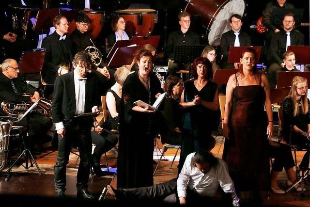 Beim Konzert des Musikvereins Seelbach traten Sängerinnen und Orchester in amüsante Konkurrenz