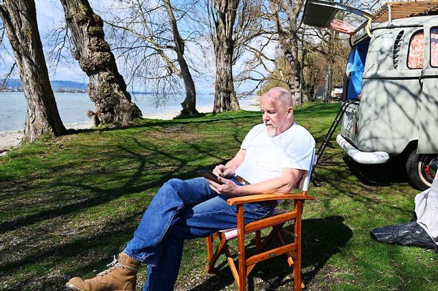 Camper Uwe aus Freiburg sitzt neben se...er zu den Ferien einen ersten Ansturm.  | Foto: Felix Kstle (dpa)