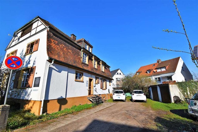 Dort, wo heute Autos parken und sich e...e befindet, soll ein Neubau entstehen.  | Foto: Kathrin Blum