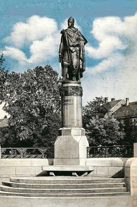Die Statue von Heinrich V. auf einem k...n Bild, das vor seinem Sturz entstand.  | Foto: Archiv Hans Sigmund