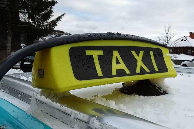 Zoll und Polizei kontrollieren Offenburger Taxibetriebe