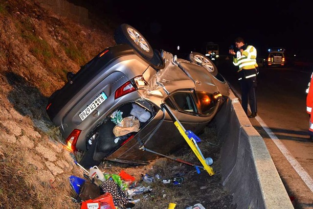 Den schwer verletzten Fahrer musste di...ton-Schutzplanke hinweg berschlagen.   | Foto: kamera24