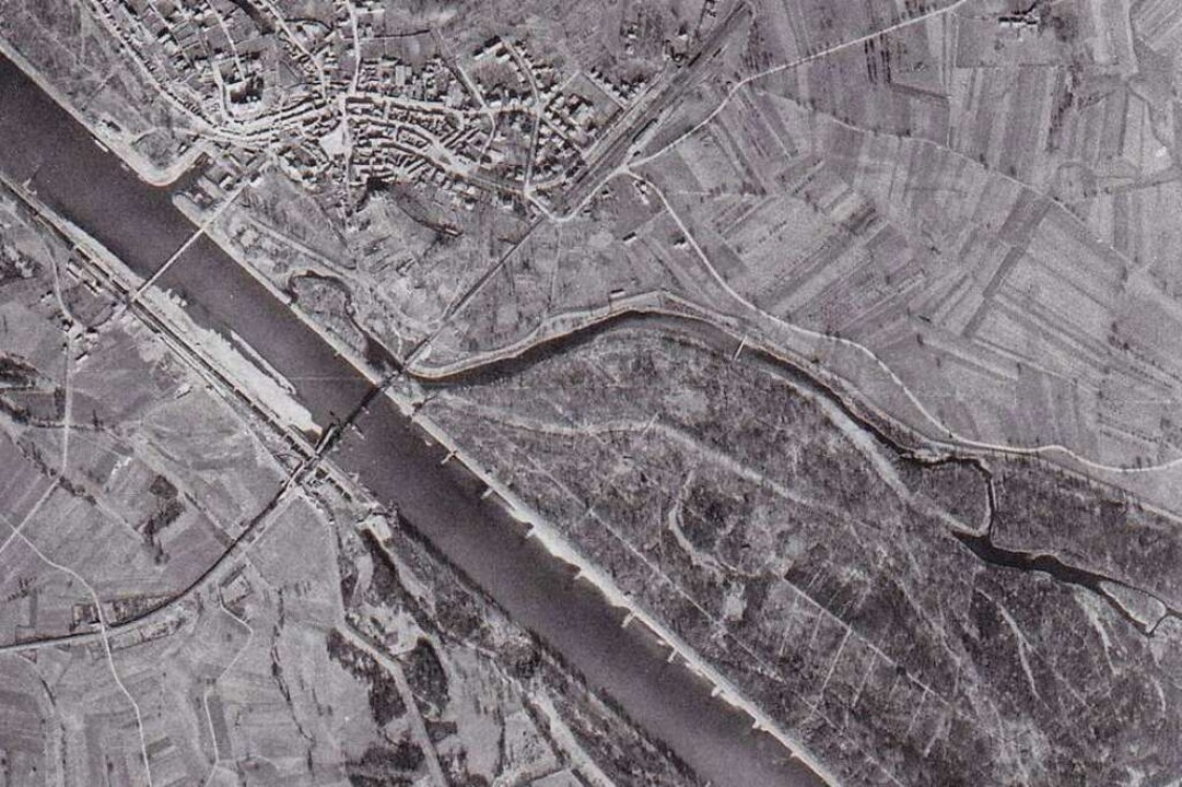 Die Luftaufnahme von 1943 zeigt Breisa...er alten Bahnbrücke (im Bild schwarz).  | Foto: Stadtarchiv