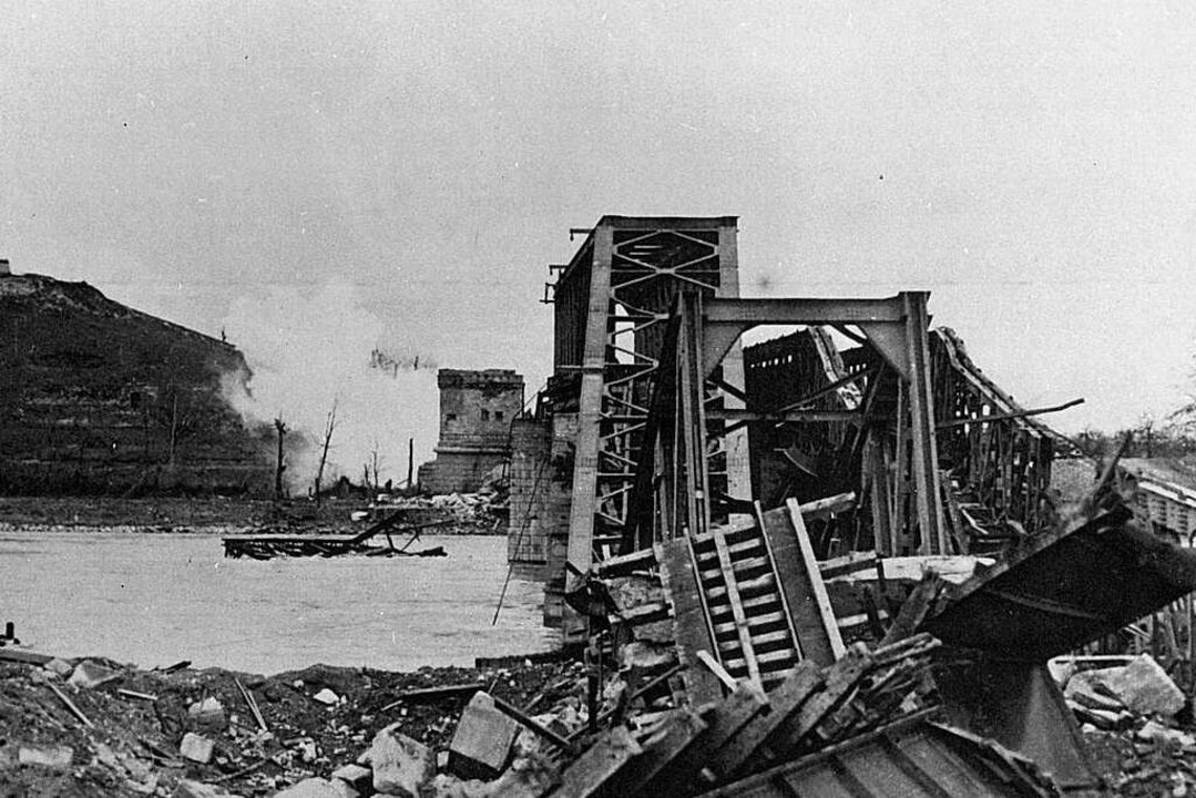 Am 5. Februar 1945 um 8.45 Uhr sprengt...Soldaten das Vordringen zu erschweren.  | Foto: Repro Stadtarchiv