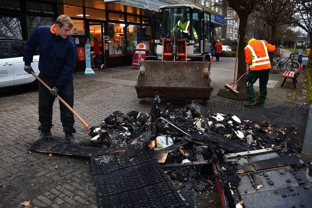 Am Tag nach dem Feuer in Denzlingen ko...ste des Bcherregals beseitigt werden.  | Foto: Andrea Steinhart