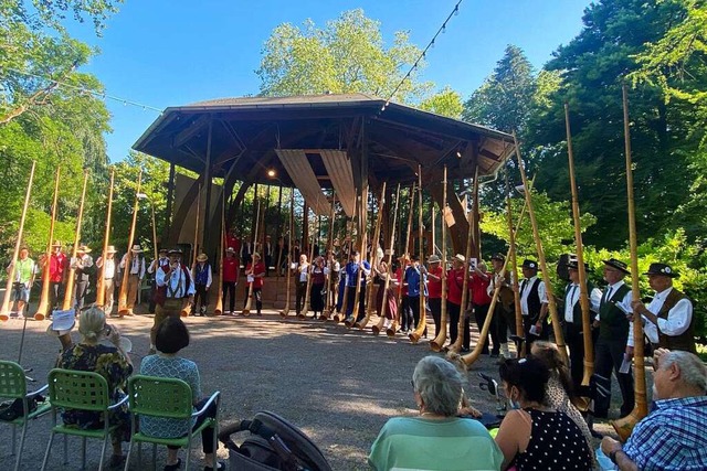 Alphornblser auch aus der Schweiz tre...er im Lahrer Stadtpark zum Musizieren.  | Foto: Privat