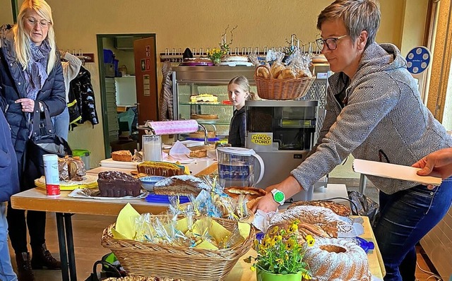 Frauen verkaufen im Pfarrheim in flingen Kuchen zugunsten der Ukraine.  | Foto: privat
