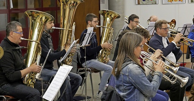 Die Stadtmusik probte im Lichthof des ...mnasiums fr ihr Konzert am 24. April.  | Foto: Michael Gottstein