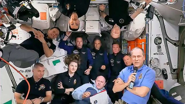 Gruppenfoto mit der  ISS-Crew: Die Wel...en  am Samstag auf der Raumstation an.  | Foto:  (dpa)