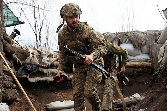 Baerbock fordert die Lieferung schwerer Waffen in die Ukraine