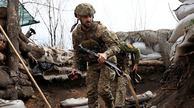 Ukrainische Soldaten im Schtzengraben bei Luhansk  | Foto: ANATOLII STEPANOV (AFP)