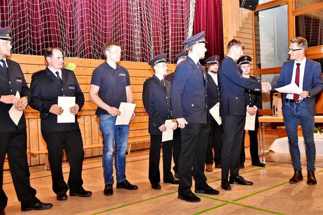 Befrderungen und Ehrungen gab es jetzt bei Heuweilers Feuerwehr.  | Foto: Andrea Steinhart