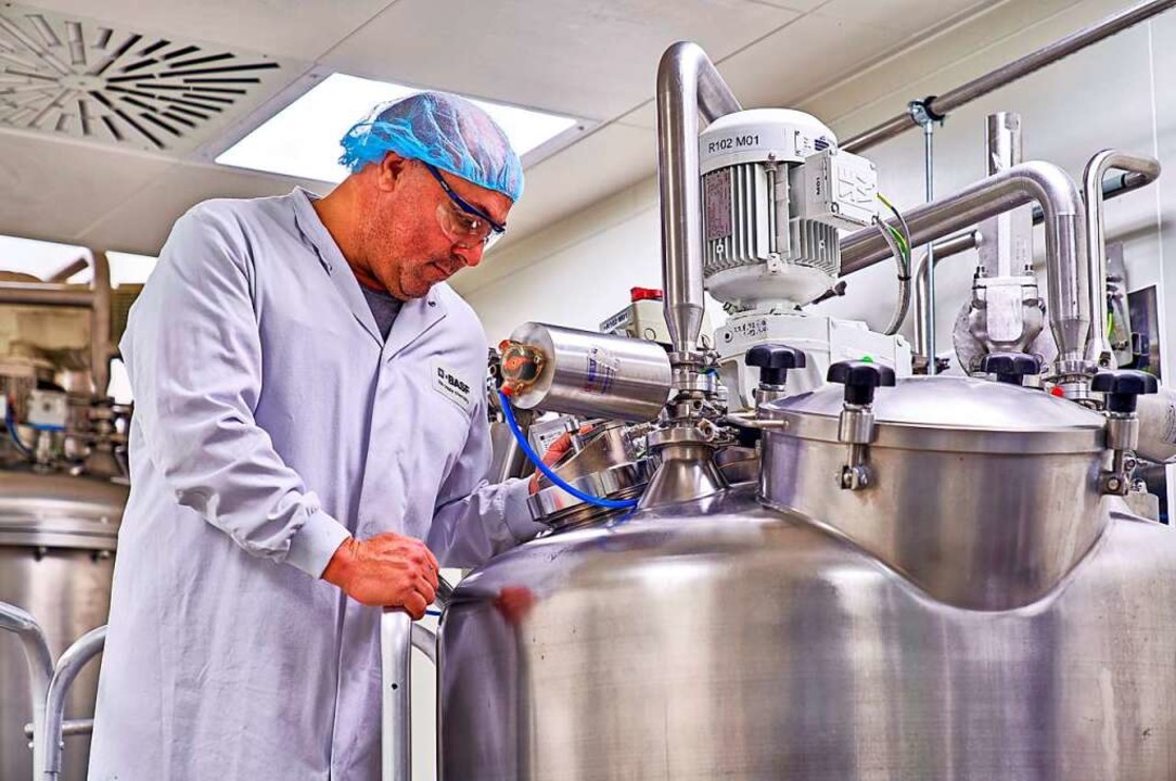 BASF-Mitarbeiter Pasquale Chirichiello überprüft die Herstellung von UV-Filtern.  | Foto: BASF SE