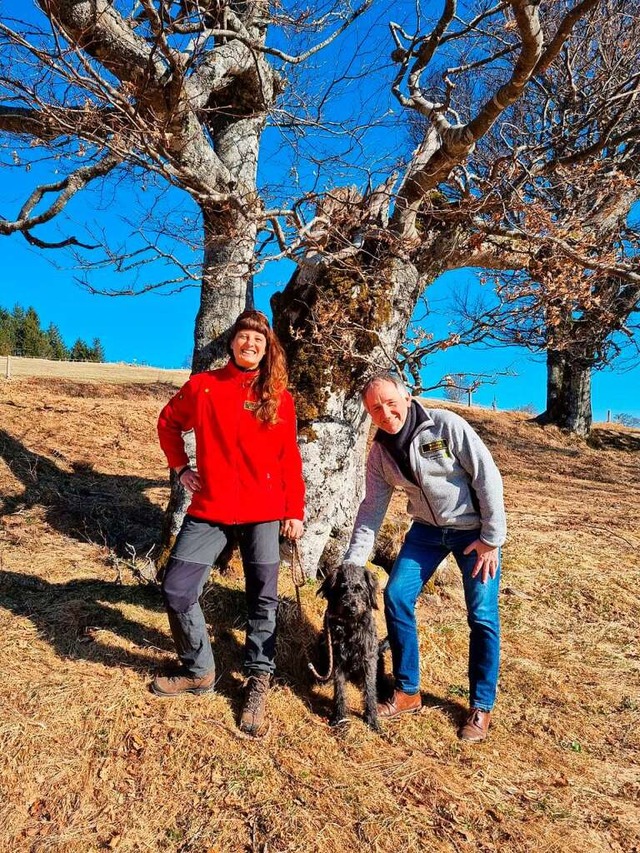 Die neue Rangerin Susanne Vorndran (li... und ihrem Hund Jussy am Schauinsland.  | Foto: Biosphrengebiet Schwarzwald
