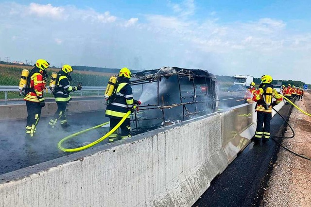 Einer von 144 Einstzen der Herbolzhei...and eines Wohnwagens auf der Autobahn.  | Foto: Feuerwehr Herbolzheim