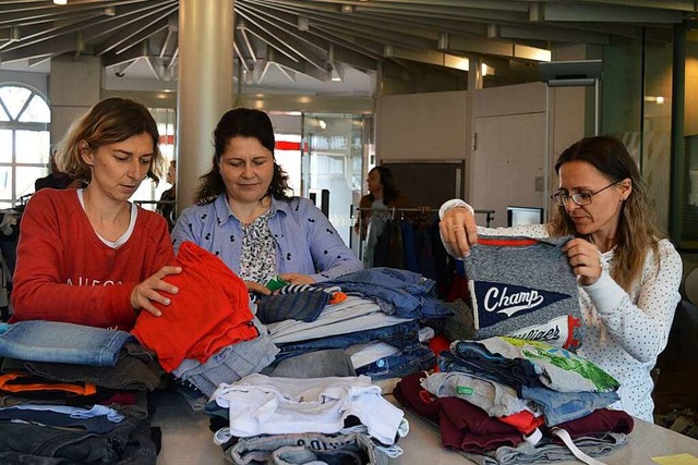 Helferinnen aus der Ukraine beim Sortieren der Kleiderspenden  | Foto: Lena Marie Jrger