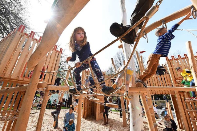 Nagelneu und schon erobert: Die Ritter...aufgebauten Spielplatz im Stadtgarten.  | Foto: Rita Eggstein