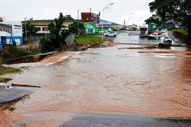 berschwemmte Verkehrswege: Ungewhnli...e suchen Sdafrikas Kstenregion heim.  | Foto: PHILL MAGAKOE (AFP)