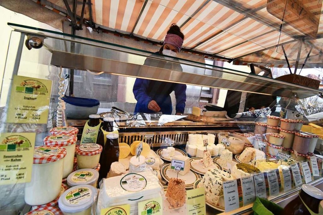 Viele Höfe vermarkten ihren Käse selbs... dem Wiehremer Samstagsmarkt verkauft.  | Foto: Kathrin Blum