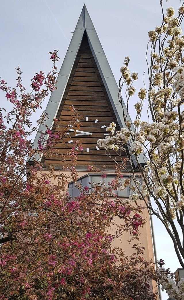 Aufbruch zu Ostern: Die Buchholzer Kirche im Bltenkranz.  | Foto: Gerhard Walser