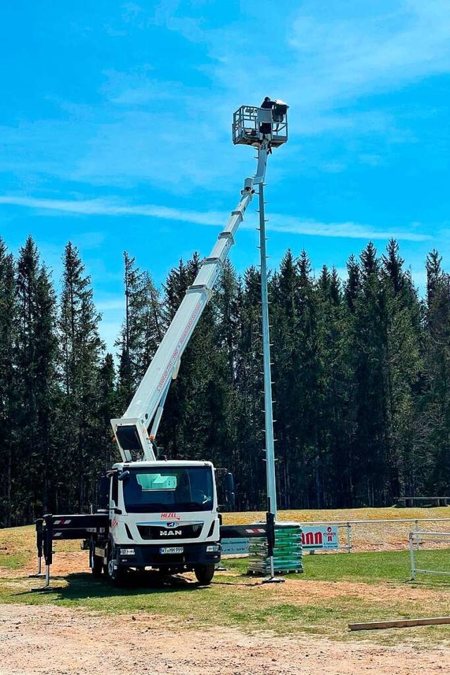 Alles Eigenarbeit: Der SV Hchenschwan...ber eine moderne LED-Flutlichtanlage.   | Foto: Stefan Pichler