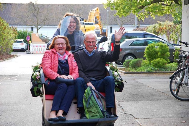 Karin Paulsen-Zenke und Ehemann Gerhar... Rikscha zum Familienzentrum gefahren.  | Foto: Petra Wunderle