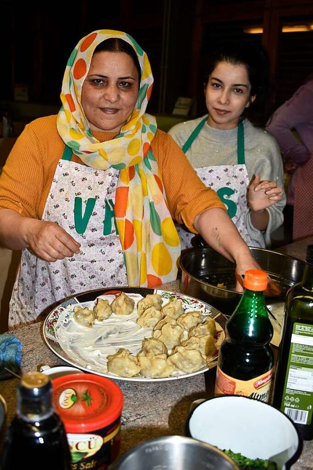 Kimia und Freshta Kohistani zeigen den...nehmerinnen, wie man afghanisch kocht.  | Foto: Leony Stabla