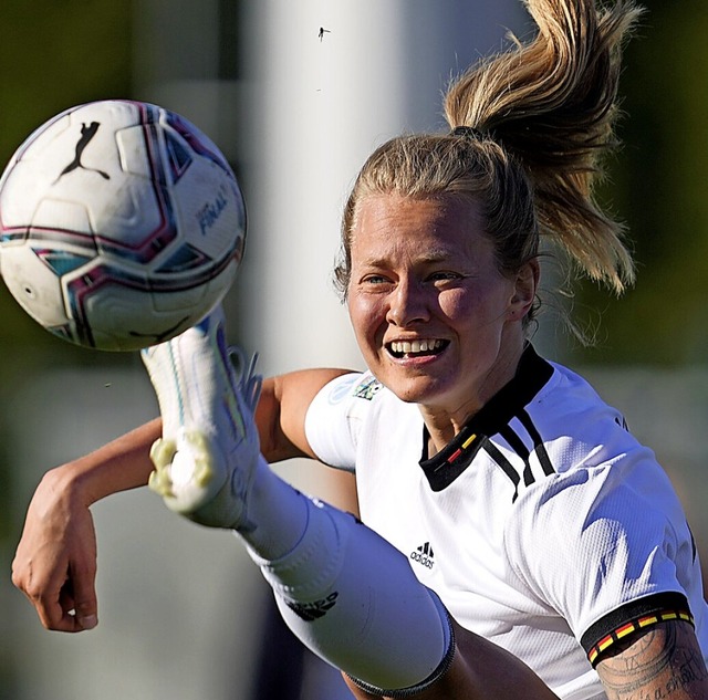 DFB-Spielerin Maximiliane Rall in Aktion  | Foto: Darko Vojinovic (dpa)