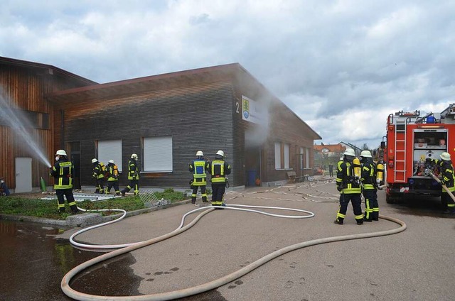 Beim Gemeindebauhof hielt die Feuerweh...kmpfung im und auerhalb des Gebudes  | Foto: Nikolaus Bayer