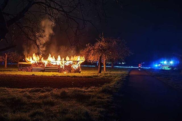 Feuerwehr Kappel-Grafenhausen löscht brennende Holzstapel in Grafenhausen